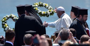 Papa Francesco e il Patriarca di Costantinopoli gettano delle corone di fiori in mare