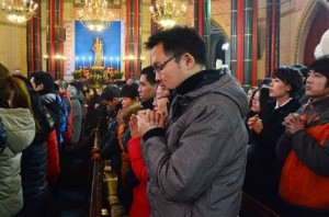 Chinese catholics pray during Christmas Eve Mass Serivce at Xishiku Catholic Church, also known as the North Church, in Beijing, China, 24 December 2013.