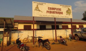 Ecco il cartello che segnala l'ingresso del Complesso Ospedaliero Universitario Pediatrico di Bangui (CHUPB), dove opera Medici con l'Africa CUAMM