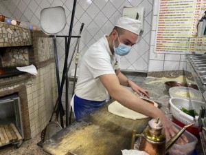 5a. Pizzaiolo dona pizze