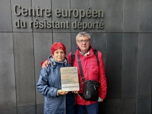 . Ilde Bottoli e Francesco Pinzi davanti al Memoriale Natzweiler-Struthof (© Francesco Pinzi)