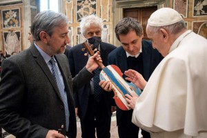 6a. Papa Francesco con, alla sua destra, Arnoldo Mosca Mondadori, Nicola Piovani e Carlo Maria Parazzoli -