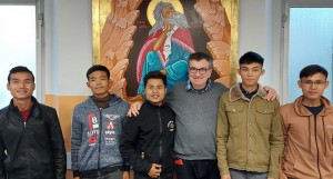 I cinque studenti del Myanmar con P. Criveller