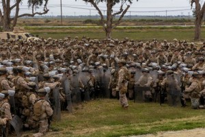Marines in assetto antisommossa
